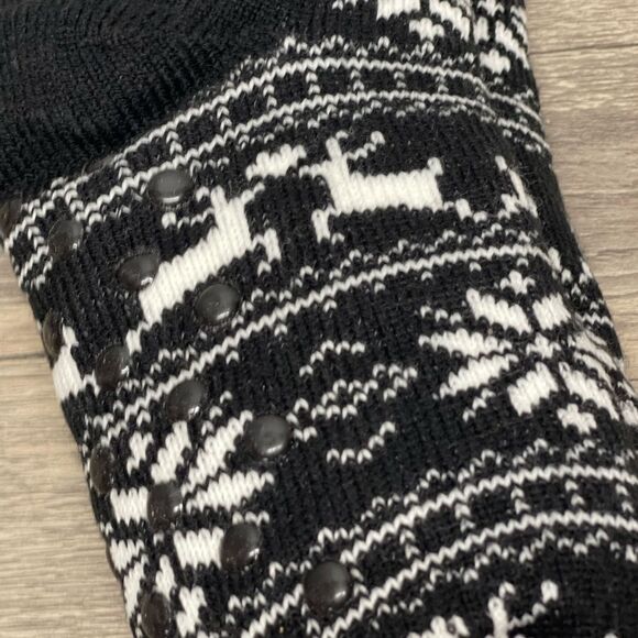 Elegant Black and White Snowflake Knit Socks - Picture 5 of 5